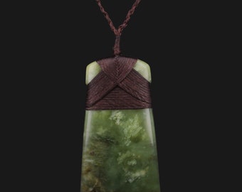 Maori Toki Style Green Flower Jade Pendant Necklace Adjustable New Zealand Cultural Jewelry Featuring Unique Traditional Maori Design