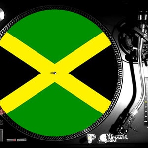 Puede incluir: Un tocadiscos negro con un slipmat con el diseño de la bandera jamaicana. La bandera tiene un fondo verde con una cruz amarilla y triángulos negros. El tocadiscos tiene un brazo fonocaptor, controles y el texto "MY SLIPMATS.COM".