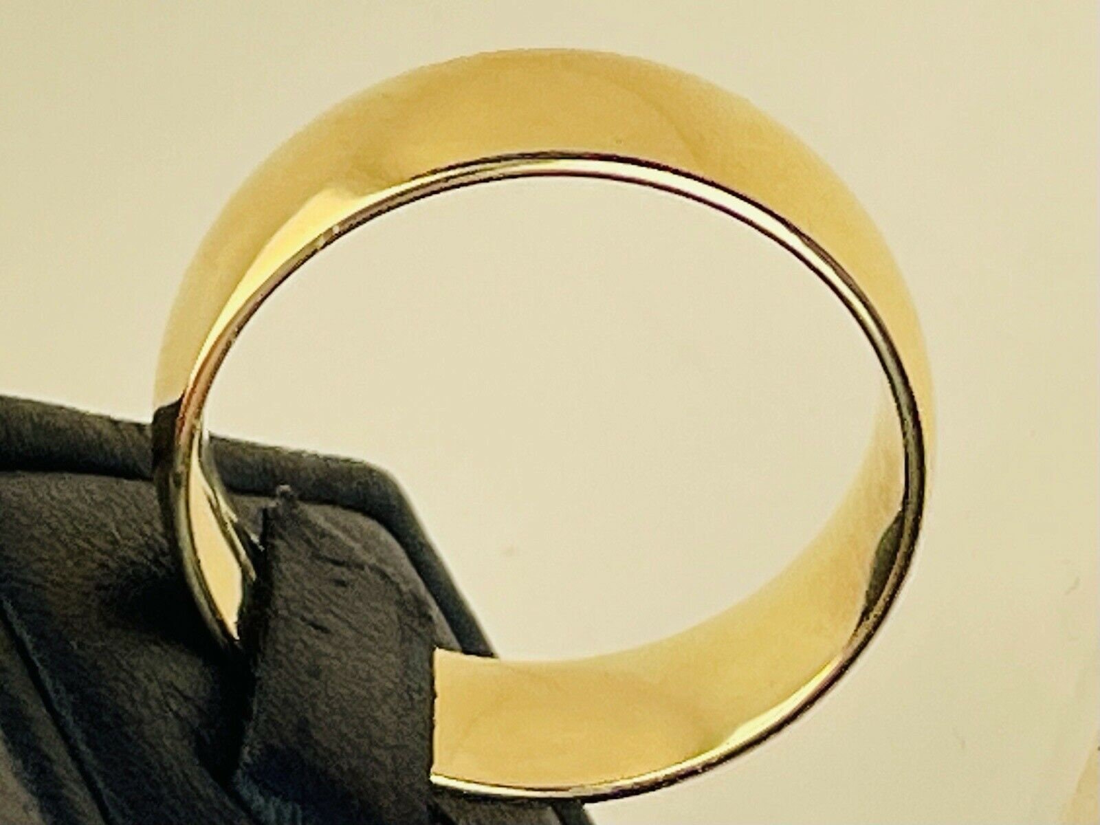 6mm Court Shape Heavy Wedding Ring In 9ct Yellow Gold | The Wedding Rings Co - Foto 5