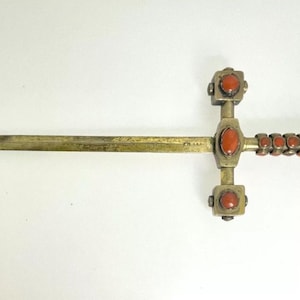 Cruz de abrecartas ornamental vintage de latón y coral, 180 mm x 61,1 mm, alrededor de 1880
