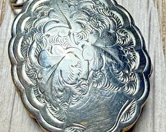 Vintage Gold Back & Front Engraved Oval Locket Glass Panel 5.8g