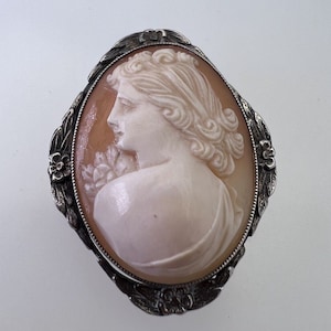 Vintage Carved Shell Cameo Silver Flower Motif Setting Brooch Pendant 8.8grams