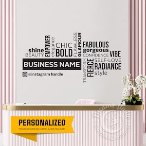 Puede incluir: Un mostrador de recepción personalizado con un borde dorado y una parte delantera a rayas rosas y blancas. El mostrador presenta el texto "PERSONALIZADO" y "SU NOMBRE COMERCIAL E INSTAGRAM". La pared detrás del mostrador tiene un gráfico con las palabras "brillar", "audaz" y "fabuloso".