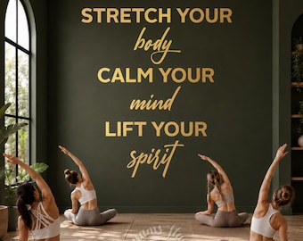 Può includere: Una parete verde scuro con scritte dorate che recitano STRETCH YOUR body CALM YOUR mind LIFT YOUR spirit. Quattro persone sono posizionate su tappetini da yoga davanti alla parete, eseguendo ciascuna un allungamento laterale in abbigliamento sportivo.