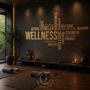 Puede incluir: Un vinilo decorativo con texto dorado sobre una pared oscura, que muestra palabras como WELLNESS, ACTIVE, RELAX, MINDFULNESS, BALANCE, SELF-CARE, NUTRITION, HEALTH, STRENGTH, NOURISH, ENERGY, HARMONY, HOLISTIC, EXERCISE, FITNESS, POSITIVE, VITALITY y WHOLESOME.