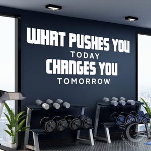 Adesivo da parete in vinile BIG GYM "Ciò che ti spinge oggi, ti cambia domani", palestra motivazionale, allenamento, fitness, arte murale