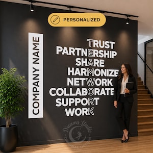 以下が含まれることがあります： 垂直のテキスト「COMPANY NAME」と、TRUST、PARTNERSHIP、SHARE、HARMONIZE、NETWORK、COLLABORATE、SUPPORT、WORKという単語に「TEAMWORK」が組み込まれた大きなクロスワードスタイルのグラフィックが特徴の、白い文字の黒いウォールデカール。