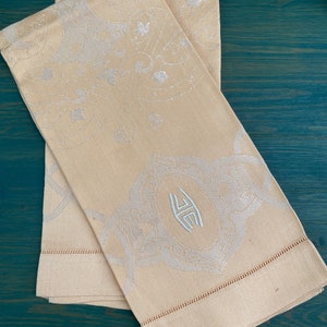 Damsk small towels with the monogram.