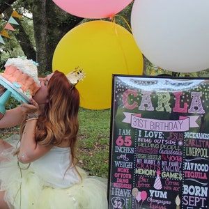 Puede incluir: Una mujer con una falda de tul amarilla y una blusa blanca est&aacute; celebrando su cumplea&ntilde;os n&uacute;mero 31. Est&aacute; sosteniendo un pastel rosa y blanco y est&aacute; rodeada de globos. El letrero detr&aacute;s de ella dice "Carla 31 cumplea&ntilde;os" y enumera algunas de sus cosas favoritas, incluyendo Jes&uacute;s, estar afuera y tequila.