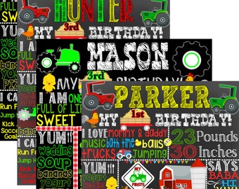 Op de afbeelding: Een set van 10 printbare geboorteborden in krijtbord-stijl met een tractor-thema. De borden bevatten de namen Carter, Hunter, Mason en Parker, samen met details zoals leeftijd, gewicht en favoriete activiteiten. De borden zijn versierd met kleurrijke illustraties van tractoren, boerderijdieren en andere boerderij-gerelateerde afbeeldingen.