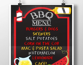 Può includere: Un cartello di ardesia con un bordo rosso e una tovaglia a quadri rossi e bianchi in fondo. Il cartello dice "BBQ Menu" e elenca le voci del menu: Hamburger & Wurstel, Spiedini, Patate al sale, Mais all'orecchio, Insalata di maccheroni e pasta, Anguria, Limonata, Torta! Ci sono illustrazioni di ketchup, senape, un'anfora di limonata e una fetta di anguria.