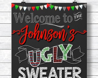 Puede incluir: Un letrero negro de pizarra con letras blancas de tiza que dice "Bienvenido a la fiesta de suéteres feos de los Johnson". El letrero está decorado con patrones de suéteres navideños coloridos y algunas pequeñas ilustraciones de suéteres navideños.