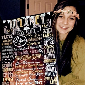 Op de afbeelding: Een zwart schoolbord met witte en gouden letters. Het schoolbord zegt "Delaney 16 My Sweet Sixteen" en somt feiten op over de persoon, waaronder haar verjaardag, haar favoriete liedje en haar favoriete herinneringen. Een jonge vrouw houdt het schoolbord voor zich.
