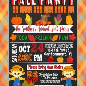 Puede incluir: Una invitaci&oacute;n a una fiesta de oto&ntilde;o con un fondo de pizarra. La invitaci&oacute;n presenta un espantap&aacute;jaros, calabazas, ma&iacute;z y una ardilla. El texto dice "Fiesta de oto&ntilde;o", "La fiesta de oto&ntilde;o anual de los Smither", "Comida Amigos Diversi&oacute;n", "Oct 24", "6:00 PM", "Nuestro hogar", "1231 Fall Party St", "Cantonment, FL", "Por favor, traiga sus propias sillas", "RSVP", "Para el 10 de octubre", "A Patrice", "555.5555.5555", y "Traiga su propia bebida".