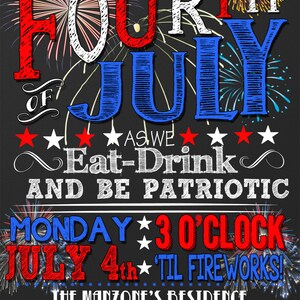 Op de afbeelding: Een uitnodiging in krijtbord-stijl om de vierde juli te vieren met rode, witte en blauwe vuurwerkgrafieken. De uitnodiging luidt: "Kom de vierde juli vieren terwijl we eten, drinken en patriottisch zijn. Maandag 15:00 uur 4 juli tot het vuurwerk! De residentie van de Manzones 12312 Firework St, Auburn, NY RSVP naar Manzy op 555-555-5555"
