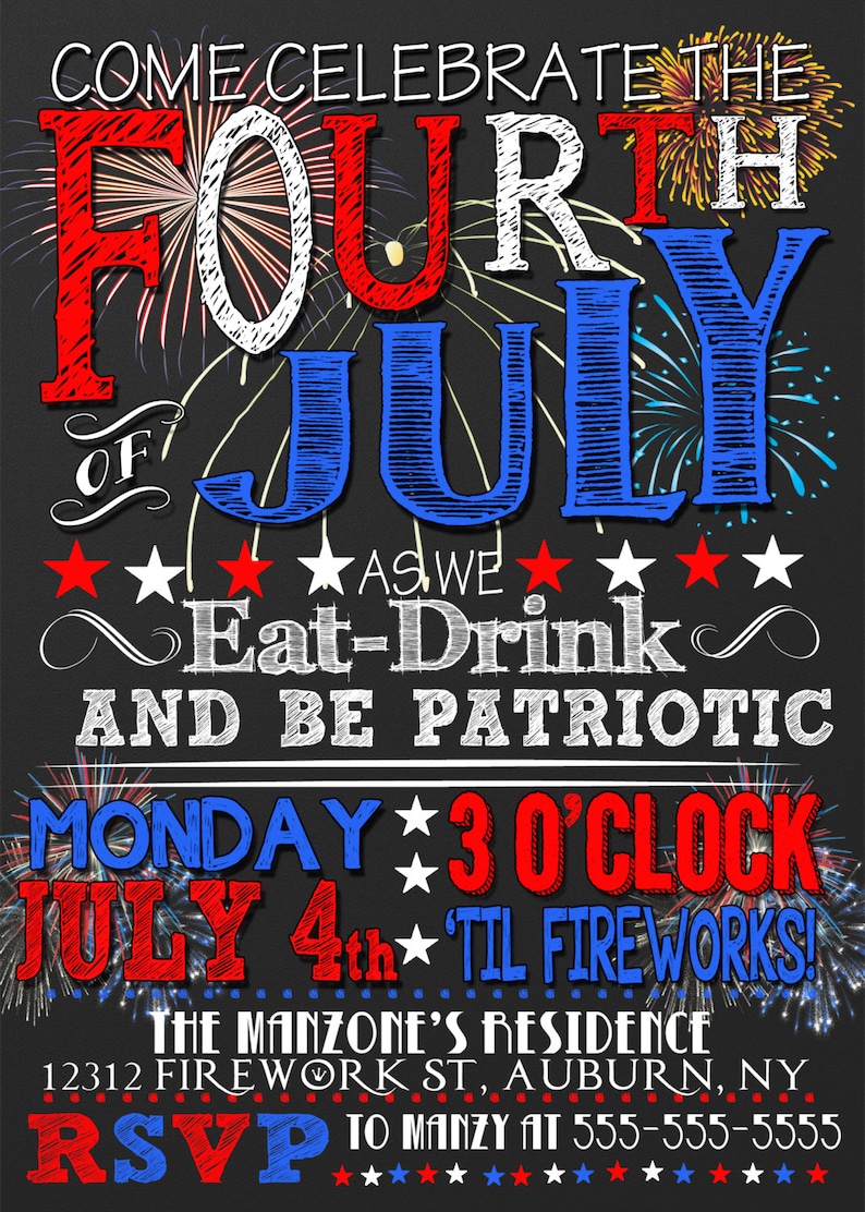 Op de afbeelding: Een uitnodiging in krijtbord-stijl om de vierde juli te vieren met rode, witte en blauwe vuurwerkgrafieken. De uitnodiging luidt: "Kom de vierde juli vieren terwijl we eten, drinken en patriottisch zijn. Maandag 15:00 uur 4 juli tot het vuurwerk! De residentie van de Manzones 12312 Firework St, Auburn, NY RSVP naar Manzy op 555-555-5555"