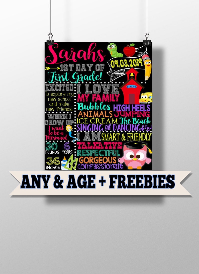 Puede incluir: Un cartel de estilo pizarra negra con una ilustraci&oacute;n de b&uacute;ho rosa y blanco. El cartel dice "Sarah's 1st Day of First Grade!" e incluye detalles como "I love my family", "Bubbles High Heels", "Animals Jumping", "Ice Cream", "The Beach", "Singing and Dancing", "I am smart and friendly", "Talkative", "Respectful", "Gorgeous", "Compassionate", y "30 pounds, 6 years, 36 inches". El cartel tambi&eacute;n incluye la fecha "09.03.2019".