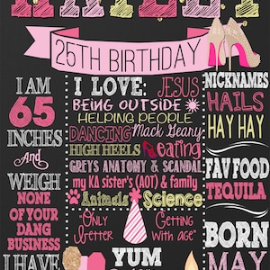 Puede incluir: Una pizarra negra con detalles de purpurina rosa y dorada. El texto "HAILEY 25TH BIRTHDAY" est&aacute; en la parte superior. La pizarra enumera datos sobre Hailey, incluyendo su altura, peso, comidas favoritas y aficiones. El texto "BORN MAY 25th 1991" est&aacute; en la parte inferior.
