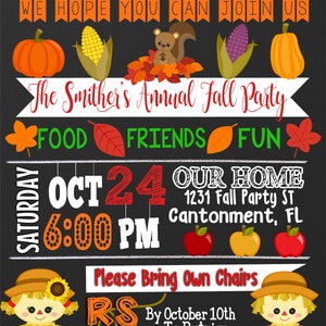 Puede incluir: Invitaci&oacute;n a una fiesta de oto&ntilde;o con fondo de pizarra. El texto dice "Fiesta de oto&ntilde;o" con una ardilla, calabazas, ma&iacute;z y manzanas. Los detalles de la invitaci&oacute;n incluyen la fecha, la hora, la ubicaci&oacute;n y la informaci&oacute;n de RSVP.