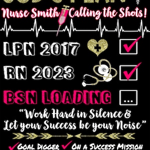 Pu&ograve; includere: Design grafico nero con testo glitterato dorato e accenti rosa. Il testo recita "GOD'S PLAN Nurse Smith Calling the Shots!" e include simboli medici, segni di spunta e le frasi "LPN 2017", "RN 2023" e "BSN LOADING".