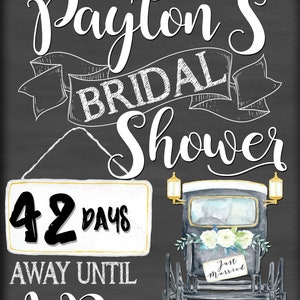 Puede incluir: Un letrero de pizarra con texto blanco que dice "Bienvenido al Bridal Shower de Payton". Un banner blanco con un contorno negro est&aacute; por encima del texto. Debajo del texto hay un letrero blanco con texto negro que dice "42 d&iacute;as hasta el "S&iacute;, quiero"". Un carruaje negro con flores blancas y un letrero que dice "Just Married" est&aacute; en el lado derecho del letrero.