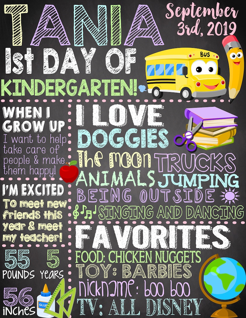 Puede incluir: Un cartel de pizarra con el texto "Tania 1er d&iacute;a de Kindergarten!" y detalles sobre los gustos, disgustos y medidas del ni&ntilde;o. El cartel est&aacute; decorado con un autob&uacute;s escolar, un globo terr&aacute;queo, un l&aacute;piz y otras ilustraciones coloridas.