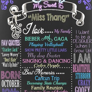 Op de afbeelding: Een bord van zwart schoolbord met de naam Laney en de tekst "My Sweet 16" in roze. Het bord bevat ook de tekst "Miss Thang", "Ik hou van... Mijn familie", "Bieber en Gaga", "Volleyballen", "Show Pretty Little Liars", "Mijn hond Buster", "Zingen & Dansen", "Kleur Paars", "Beste herinneringen... Cancun Trip", "Staatskampioen worden", "Familiere&uuml;nie", "Mijn hoogtevrees overwinnen", "Beste vrienden... Jill", "Laney B Jesse Tasha", "Tristan Billy Carly", "Ik wil een ontwerper worden", "Wanneer ik groot ben!", "Ik ben mooi", "Eigenwijs", "Gek", "Dom", "Een durfal", "Slim", "Geboren op 12 oktober 2013", "@4:0lam".