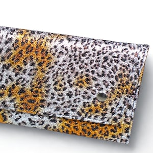 Cartera fina para mujer con estampado animal en color plata y naranja y múltiples ranuras para tarjetas