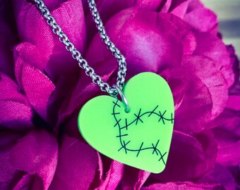 Colar de coração de zumbi: coração costurado em acrílico verde-limão, joias de terror