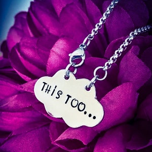 This Too... Colar Carimbado à Mão. Colar de Nuvem, Joias de Nuvem, Colar Inspiracional, Colar de Estanho, Citações Motivacionais
