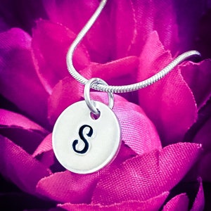 Collar con inicial estampada a mano. Collar personalizado, collar con monograma, collar con inicial, joyería con inicial, collar personalizado.