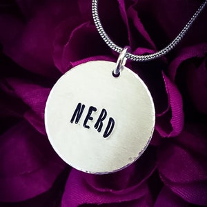 Colar Nerd Carimbado à Mão. Colar Nerd, Jóias Nerd, Colar Nerdy, Colar Geek, Presente Nerd, Garota Nerdy