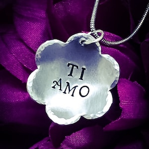 Naszyjnik Ti Amo z ręcznie wytłoczonym napisem. Naszyjnik I Love You, naszyjnik Ti Amo, naszyjnik z kwiatami, naszyjnik miłosny, prezent dla dziewczyny, prezent dla żony