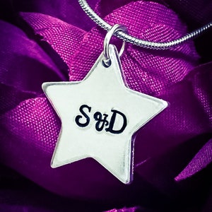 Colar personalizado com iniciais estampadas à mão. Colar com monograma, colar com estrela, colar com inicial, presente para namorada, presente para esposa, presente para parceiro