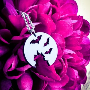 Collar acrílico de casa embrujada y murciélagos. Collar de murciélago, joyería acrílica, collar de Halloween, joyería de Halloween, collar de casa