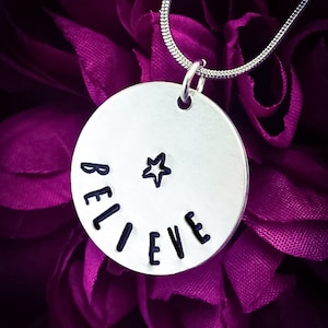 Believe Hand gestempelt Halskette. Star Halskette, Inspirational Halskette, Believe Halskette, Motivationszitat, Motivationshalskette