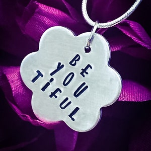 Colar Be You Tiful com carimbo manual. Colar Be You, Colar inspirador, Colar de flores, Colar motivacional, Citação motivacional
