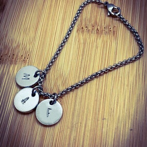 Pulseira personalizada com três iniciais estampadas à mão. Pulseira personalizada com monograma, pulseira com iniciais, joias com iniciais, presentes com monograma