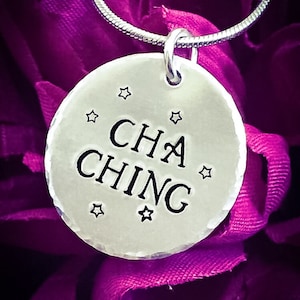 Colar Cha Ching Carimbado à Mão. Colar de Vendedor, Colar de Venda, Colar Cha Ching, Colar de Proprietário de Negócio, Presente de Proprietário de Negócio
