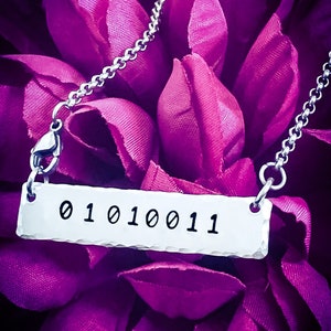 Colar personalizado com inicial binária carimbada à mão. Colar com monograma, colar com inicial, colar binário, colar geek, código binário