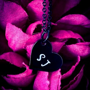 Colar personalizado com iniciais estampadas à mão. Colar personalizado com monograma, colar de coração, colar inicial, colar de aço inoxidável preto