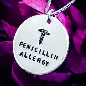 Colar com carimbo de identificação médica de alergia à penicilina. Colar de alerta, colar de identificação médica, colar médico, colar de alergia