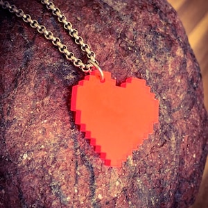 Collar acrílico de corazón pixelado. Collar de corazón pixelado, joyería pixelada, chica gamer, collar gamer, regalo gamer, collar geek, joyería geek