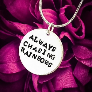 Colar estampado à mão Always Chasing Rainbows. Colar de arco-íris, presente de unicórnio, colar de unicórnio, joias de unicórnio, colar de alumínio