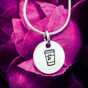Café para viagem e colar com carimbo inicial à mão. Colar com monograma, colar com inicial, colar com café, presente para amantes de café, presentes com monograma