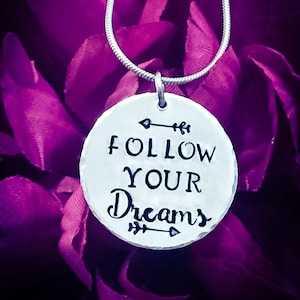 Colar com carimbo manual Follow Your Dreams. Colar inspirador, colar de sonho, colar de citação, presente de formatura, colar de flecha