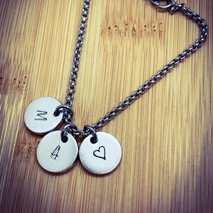 Pulseira personalizada com iniciais duplas e coração estampado à mão. Pulseira personalizada com monograma, pulseira com iniciais, joias com iniciais, presentes com monograma