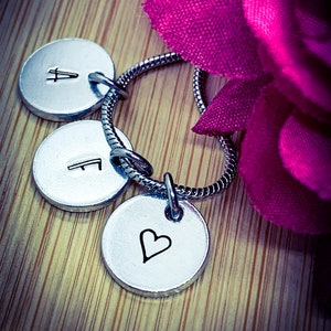 Colar personalizado com iniciais duplas e coração estampado à mão. Colar de monograma personalizado, colar inicial, colar de família, presentes com monograma