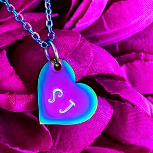 Colar personalizado com iniciais estampadas à mão. Colar personalizado com monograma, colar de coração, colar inicial, colar de aço inoxidável arco-íris