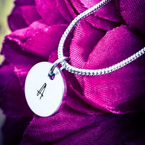Colar personalizado com carimbo de mão inicial. Colar de monograma personalizado, colar inicial, joias iniciais, colar personalizado